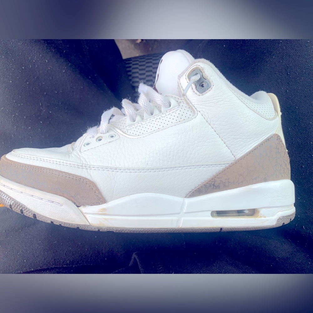 2018 Retro Jordan 3s “Mocha” size 8.5